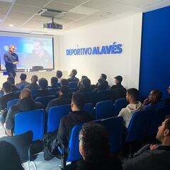 García Plaza participa en una charla con los entrenadores del club