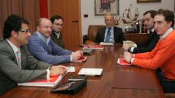 Javier Fernández (el tercero por la izquierda), en una reunión del Consejo del Sporting.