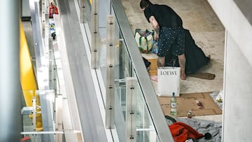 Una persona se prepara para pernoctar en la T4 del Aeropuerto Adolfo Suárez-Madrid Barajas, a 12 de mayo de 2025, en Madrid (España). Varios centenares de personas sin hogar viven y pernoctan en las instalaciones del Aeropuerto Adolfo Suárez-Madrid Barajas. Las denuncias de inseguridad e insalubridad están provocando un cruce de enfrentamientos entre el Ayuntamiento de la capital y el Gobierno regional contra el Ejecutivo, a través de Aena. El sindicato Alternativa Sindical Aena/Enaire (Asae) puso una denuncia por la existencia de insectos en la Terminal 4 que han causado picaduras a varios trabajadores.
12 MAYO 2025;AEROPUERTO;SINHOGARISMO;SIN HOGAR;RECURSOS;AENA
Diego Radamés / Europa Press
12/05/2025