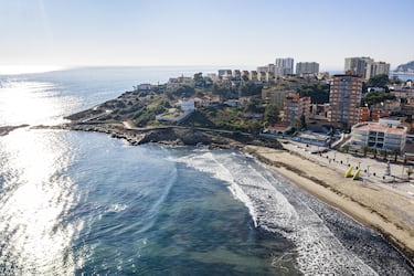 Se trata de una playa de arena situada en el municipio de Oropesa del Mar que cuenta con una longitud de 2.100 metros. Quienes la han visitado la definen como una playa de arena fina y aguas cristalinas. Se encuentra flanqueada por el paseo marítimo y ofrece multitud de servicios. Además, es una playa ideal para practicar deportes náuticos. 