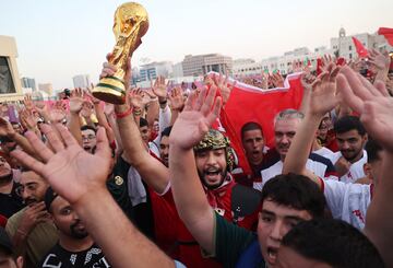 Varios grupos de ciudadanos cataríes han participado en un evento en Doha donde han apoyado a diferentes selecciones del Mundial. En la foto, en apoyo a la selección tunecina. 