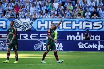 Cazorla fue aplaudido por La Rosaleda.