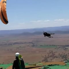 La mujer de un parapentista graba cómo un diablo de polvo se lleva a su marido