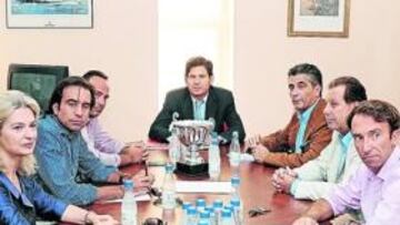 <b>REUNIDOS. </b>Mateo Alemany junto con el Consejo de Adminstración del Mallorca.