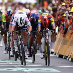 Merlier gana al esprint entre bostezos y caídas