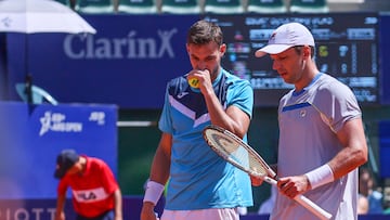 Horacio Zeballos (der.), de Argentina, habla con Marcel Granollers, de España, durante un partido del IEB+ Argentina Open.