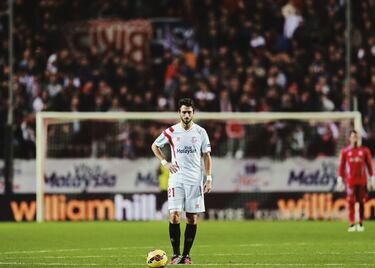 Retirado del fútbol hace apenas unos meses, con 36 años, el corazón de Nicolás Martín Pareja (Buenos Aires, 1984) se quedó en Nervión como su capitanía en el alma de muchos aficionados nervionenses. Monchi le rescató de Moscú, del Spartak, en 2013, y pronto se convirtió en el cacique de la defensa nervionense que conquistaría tres Europa Leagues seguidas (2014, 2015 y 2016) antes de marcharse en 2018, a México. "No nací sevillista, pero moriré siéndolo", afirmó el día que se iba del Sánchez Pizjuán, donde le quieren rescatar para que siga enseñando su oficio defensivo y su manera de dar templanza a un vestuario.