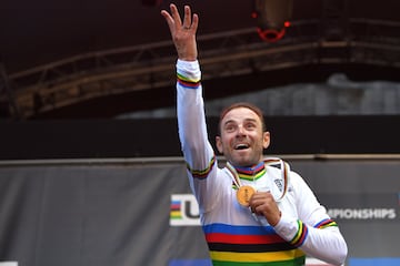 Alejandro Valverde, ‘El Bala’, se lleva este honor. A lo largo de sus participaciones en los Mundiales, el murciano ha cosechado un total de siete metales. Entre 2003 y 2014 acumuló dos bronces y cuatro platas, mientras que el ansiado oro se resistió hasta el inolvidable 2018, cuando Valverde subió a lo más alto del podio en Innsbruck (Austria) por delante de Romain Bardet (plata) y Michael Woods (bronce). Rompió la tiranía que hasta entonces acumulaba Sagan de tres arcoíris consecutivos.