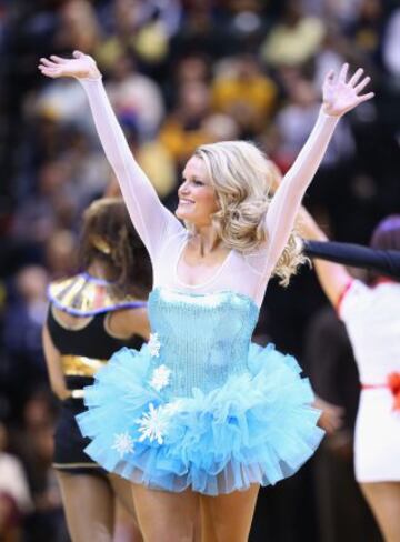 Otra cheerleader de los Indiana Pacers ataviada con un disfraz.