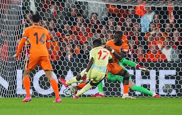 0-1. Recuperación de España al borde del área de Países Bajos, Pedri asiste a Nico Williams que se gira sobre su marcador y suelta un disparo con la izquierda para batir a Bart Verbruggen.