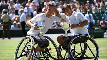 Spain's Martin De la Puente (R) and Netherlands' Ruben Spaargaren pose with their trophies after winning against Britain's Alfie Hewett and Britain's Gordon Reid at the end of their men's wheelchair doubles final tennis match on the thirteenth day of the 2025 Wimbledon Championships at The All England Lawn Tennis and Croquet Club in Wimbledon, southwest London, on July 12, 2025. (Photo by Kirill KUDRYAVTSEV / AFP) / RESTRICTED TO EDITORIAL USE