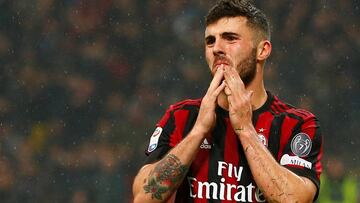 Cutrone se lamenta en un partido del Milan.