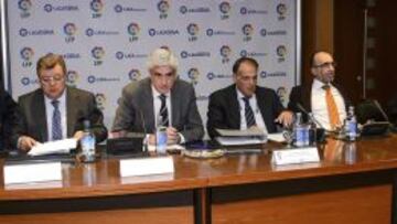 Tebas, segundo por la derecha, en la última Asamblea de La Liga en Madrid.
