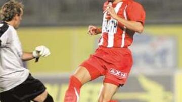 <b>DEBUT. </b>Kezman poco pudo mostrar en su debut con la camiseta del Atlético. Marcó el primer penalti de la serie.