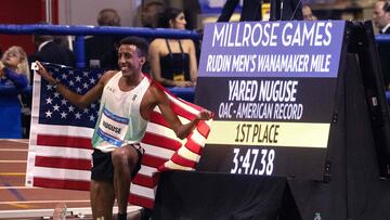 El estadounidense Yared Nuguse posa delante de una pantalla que muestra su tiempo récord estadounidense tras competir en la milla masculina Rudin Wanamaker durante los 115º Juegos Millrose en The Armory en Nueva York el 11 de febrero de 2023.