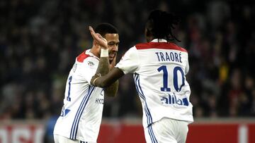 Los jugadores del Lyon celebran uno de sus goles ante el Lille.