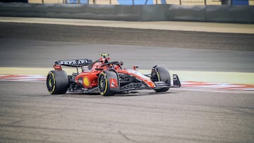Carlos Sainz, con el Ferrari en el test de Bahréin.