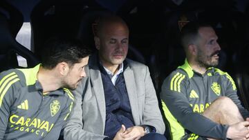 Ramírez, flanqueado por dos de sus numerosos ayudantes, en el banquillo de La Romareda.