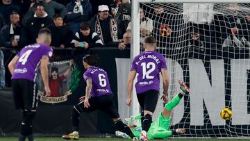 Álex Sala marca, de penalti, el 1-1.