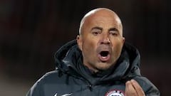 El director t&eacute;cnico de Chile Jorge Sampaoli gesticula hoy, jueves 8 de octubre de 2015, durante el partido entre Chile y Brasil en el Estadio Nacional de Santiago de Chile, por la primera fecha de las eliminatorias suramericanas al Mundial Rusia 2018.