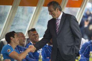 Tomás Boy, de buen humor, estrechándole la mano a Fausto Pinto, con quien tuvo diferencias cuando dirigía al Morelia.