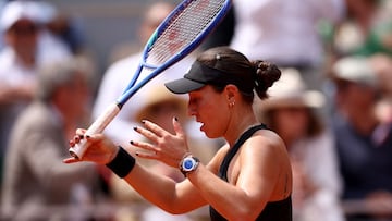 US Jessica Pegula reacts during her women's singles match against France's Lois Boisson on day 9 of the French Open tennis tournament on Court Philippe-Chatrier at the Roland-Garros Complex in Paris on June 2, 2025. (Photo by Anne-Christine POUJOULAT / AFP)