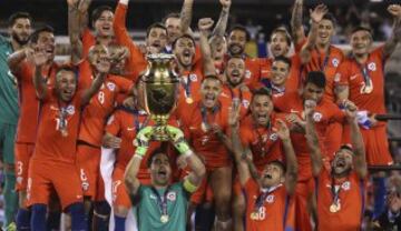 El guardameta Claudio Bravo (c-i) de Chile levanta el trofeo de la Copa América Centenario.