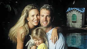 <B>TIEMPOS MEJORES.</b> A la izquierda, el matrimonio con su hija, Wynter. Abajo, el jugador en acción.