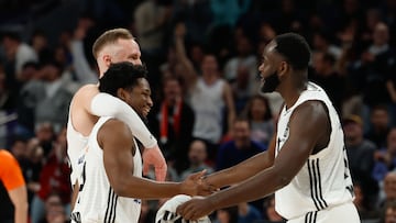 Dzanan Musa y Usman Garuba felicitan a Andrés Feliz.