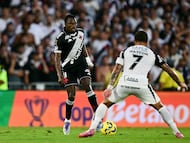 Vasco da Gama's Colombian forward #11 Andres Gomez and Corinthians' midfielder #07 Maycon fight for the ball during the Brazil Cup second leg final football match between Vasco da Gama and Corinthians at the Maracana stadium in Rio de Janeiro, Brazil on December 21, 2025. (Photo by Pablo PORCIUNCULA / AFP)