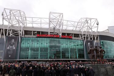 El cortejo fúnebre de Bobby Charlton pasa por Old Trafford.