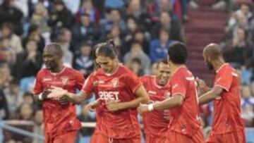 <b>PURA EFECTIVIDAD. </b>Varios jugadores del Sevilla celebran el tanto de Luis Fabiano, que llegó en el primer disparo a puerta de su equipo.