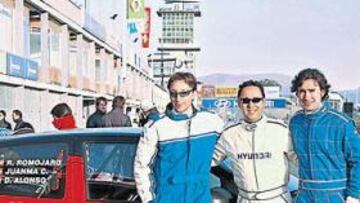 <b>LA FOTO OFICIAL. </b>El equipo antes de iniciar la prueba junto al Hyundai Getz. De izquierda a derecha, David Alonso, Raúl Romojaro y Juanma Castaño.