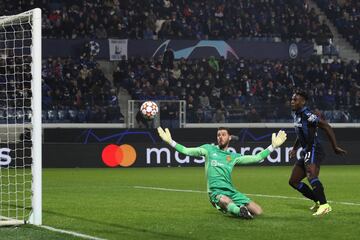 El delantero colombiano anotó un gol y realizó una asistencia en el empate 2-2 de Atalanta frente al Manchester United en Champions League.