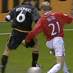 Una de las grandes obras de arte del fútbol: Redondo haciendo un traje en el mismo Old Trafford