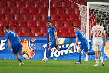 1-1. Tasos Bakasetas celebró el primer gol que marcó de penalti.