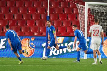 1-1. Tasos Bakasetas celebró el primer gol que marcó de penalti.