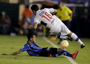 José Bizama lucha la pelota con Cristián Riveros.