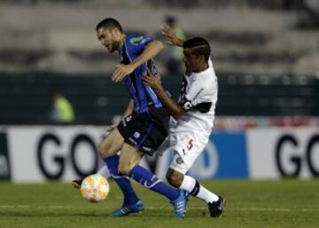 Lucas Simon intente pasar ante Salustiano Candia de Olimpia.