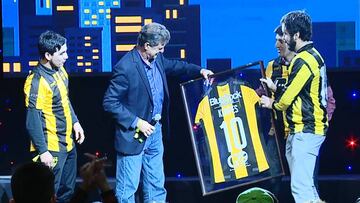 El emotivo homenaje que hinchas de Fernández Vial le brindaron a Kempes