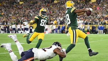 GREEN BAY, WI - SEPTEMBER 09: Randall Cobb #18 of the Green Bay Packers runs in for a touchdown past Khalil Mack #52 of the Chicago Bears during the fourth quarter of a game at Lambeau Field on September 9, 2018 in Green Bay, Wisconsin.   Stacy Revere/Getty Images/AFP
 == FOR NEWSPAPERS, INTERNET, TELCOS &amp; TELEVISION USE ONLY ==