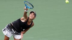 Garbi&ntilde;e Muguruza saca ante Su-Wei Hsieh durante su partido de primera ronda en el Toray Pan Pacific Open de Osaka, Jap&oacute;n. 