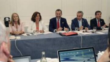 ENSAYO. De izquierda a derecha: Theresa Zabell, Ana Botella, el Príncipe Felipe, Alejandro Blanco y Víctor Sánchez, ayer en Lausana.