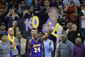 Cleveland: otra ciudad que se rinde a Kobe, que la visitó por última vez en su temporada de despedida.