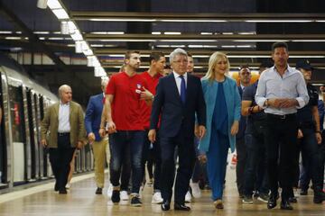 La presidenta de la Comunidad, Cristina Cifuentes, junto al presidente del Atlético de Madrid, Enrique Cerezo, y el entrenador del equipo, Diego Pablo Simeone y varios jugadores de la plantilla rojiblanca ,durante el acto de promoción del uso del metro para el acceso al estadio Wanda Metropolitano del Atletico de Madrid. 