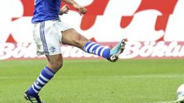 <b>GOLAZO. </b>Raúl define ante la salida del meta Baumann.