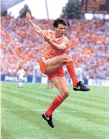 Con la selección de fútbol de Holanda disputó 58 partidos en los cuales anotó 24 goles y ganó la Eurocopa 1988 ante la URSS
