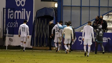 Los jugadores del Real Madrid se dirigen al vestuario de el Collao tras la eliminaci&oacute;n copera a manos del Alcoyano.