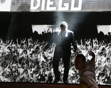 Actuaci¨®n de Maradona en el teatro San Carlo de N¨¢poles.