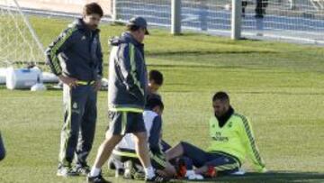Karim Benzema sufrió molestias en el tobillo en el último entrenamiento del Real Madrid para preparar el encuentro de este domingo ante el Valencia en Mestalla.
